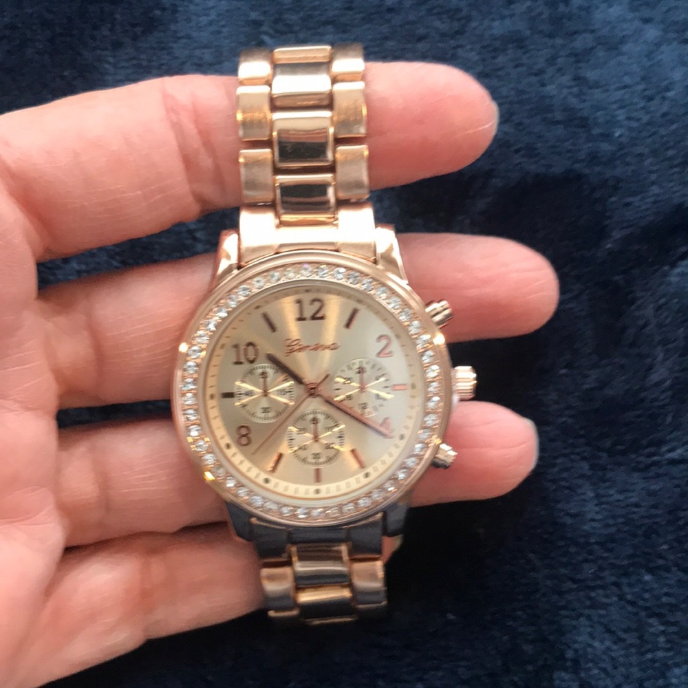 Geneva Fashion Crystal Watch ⏱
